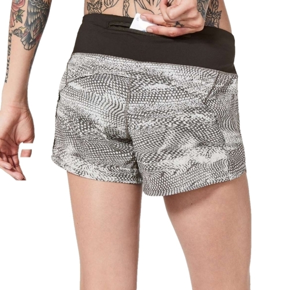 Lululemon RARE Run Times Short II 4" size 6 black grey shorts - Picture 1 of 12